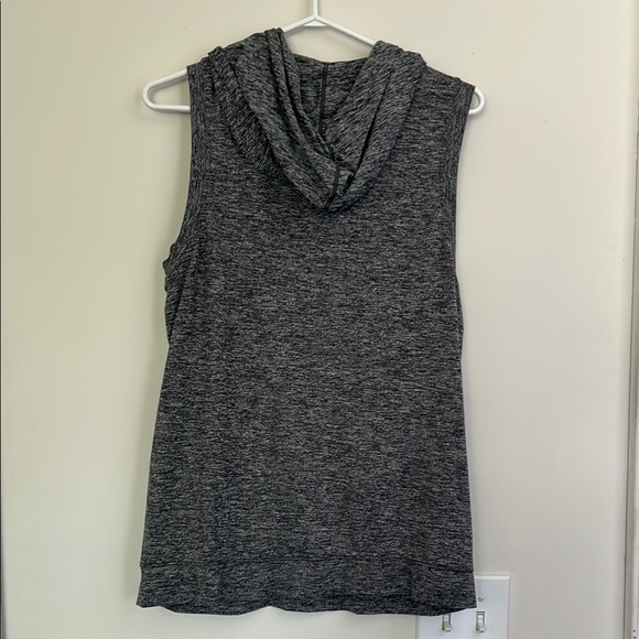 GAP Gray Sleeveless Muscle Tee - Picture 3 of 6